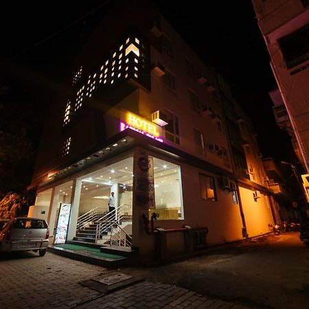 Radical Palace Hotel And Restaurant Лакхнау Екстер'єр фото