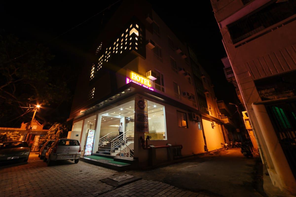 Radical Palace Hotel And Restaurant Лакхнау Екстер'єр фото